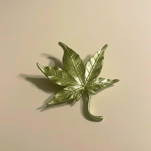 New Metal Maple Leaf Brooches